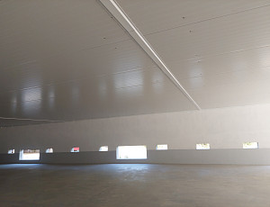 Podhled novostavby haly pro chov drůbeže